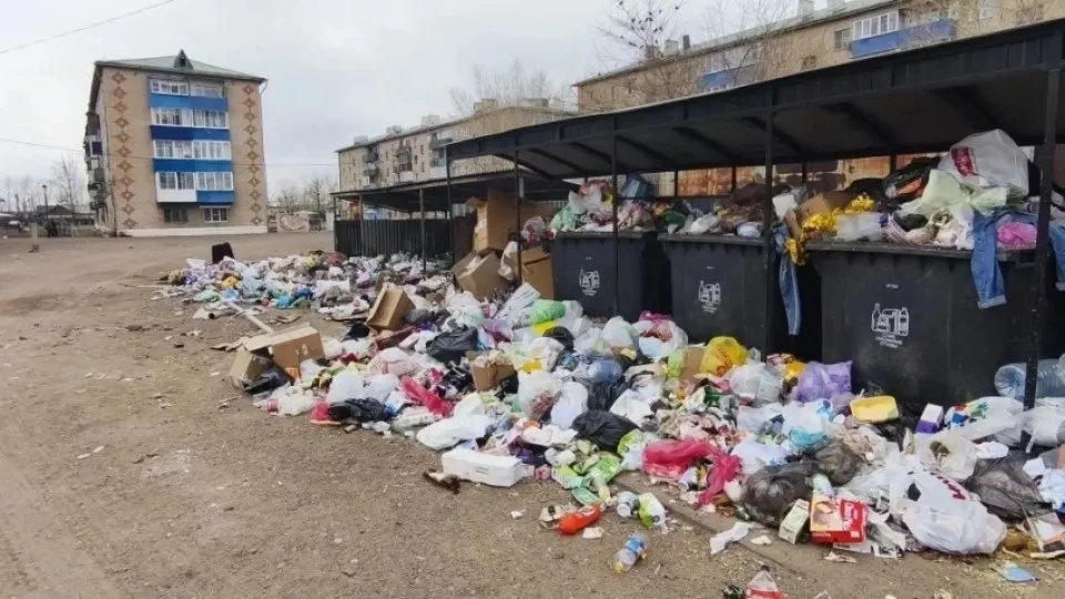 В ряде районов Забайкалья остановили вывоз ТКО из‑за отсутствия топлива; в городах начался дефицит бензина, власти ввели лимиты и режим повышенной готовности.