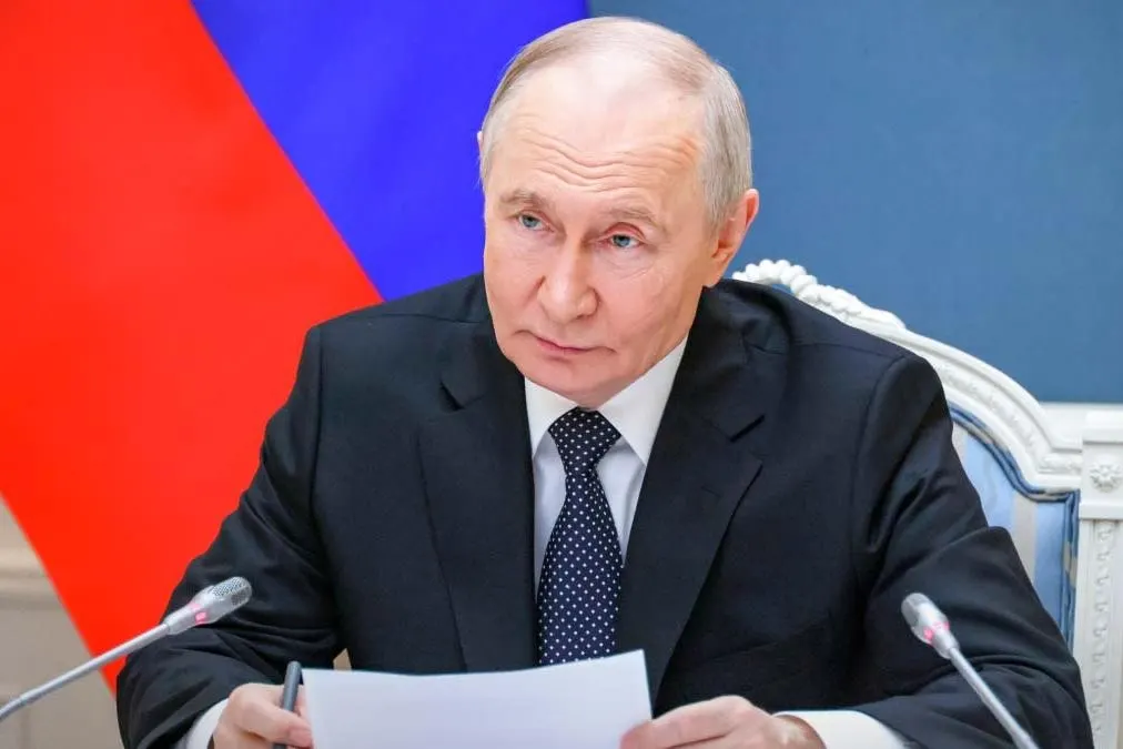 Указ, опубликованный 1 июня 2026 года, дополнил правила временного порядка исполнения обязательств: механизм, применяемый к кредитам и ценным бумагам, распространён и на банковские депозиты резидентов перед иностранными держателями из «недружественных» стран.