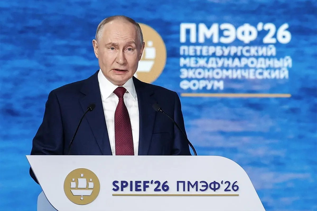 Президент РФ оценил открытое письмо главы Украины как «бумажку с элементами хамства» и заявил, что личная встреча возможна лишь после выработки конкретных договорённостей. В ответ на предложение о переговорах он также коснулся темы легитимности украинского лидера, международных гарантий и обратился к российским военным.