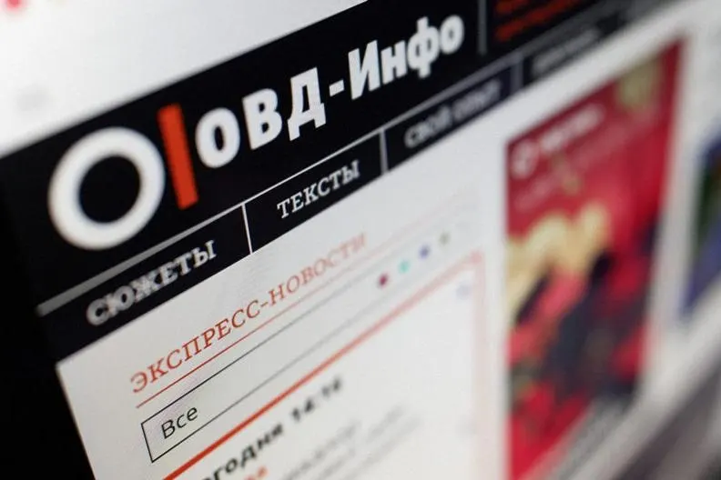 В российский реестр организаций, причастных к «экстремистской деятельности», внесены крупный правозащитный проект, независимое культурное пространство и структуры, связанные с «Мемориалом». Присвоение статуса влечёт уголовную ответственность для участников, доноров и пользователей их услуг.