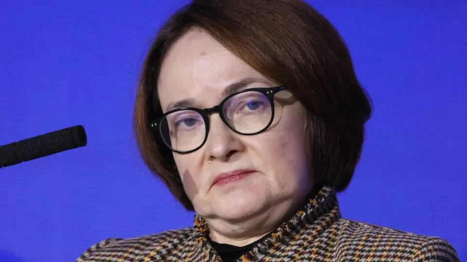 Резкий рост цен на бензин и резкое падение производства нефтепродуктов усиливают инфляционное давление, из‑за чего планы на заметное смягчение монетарной политики могут отложиться.
