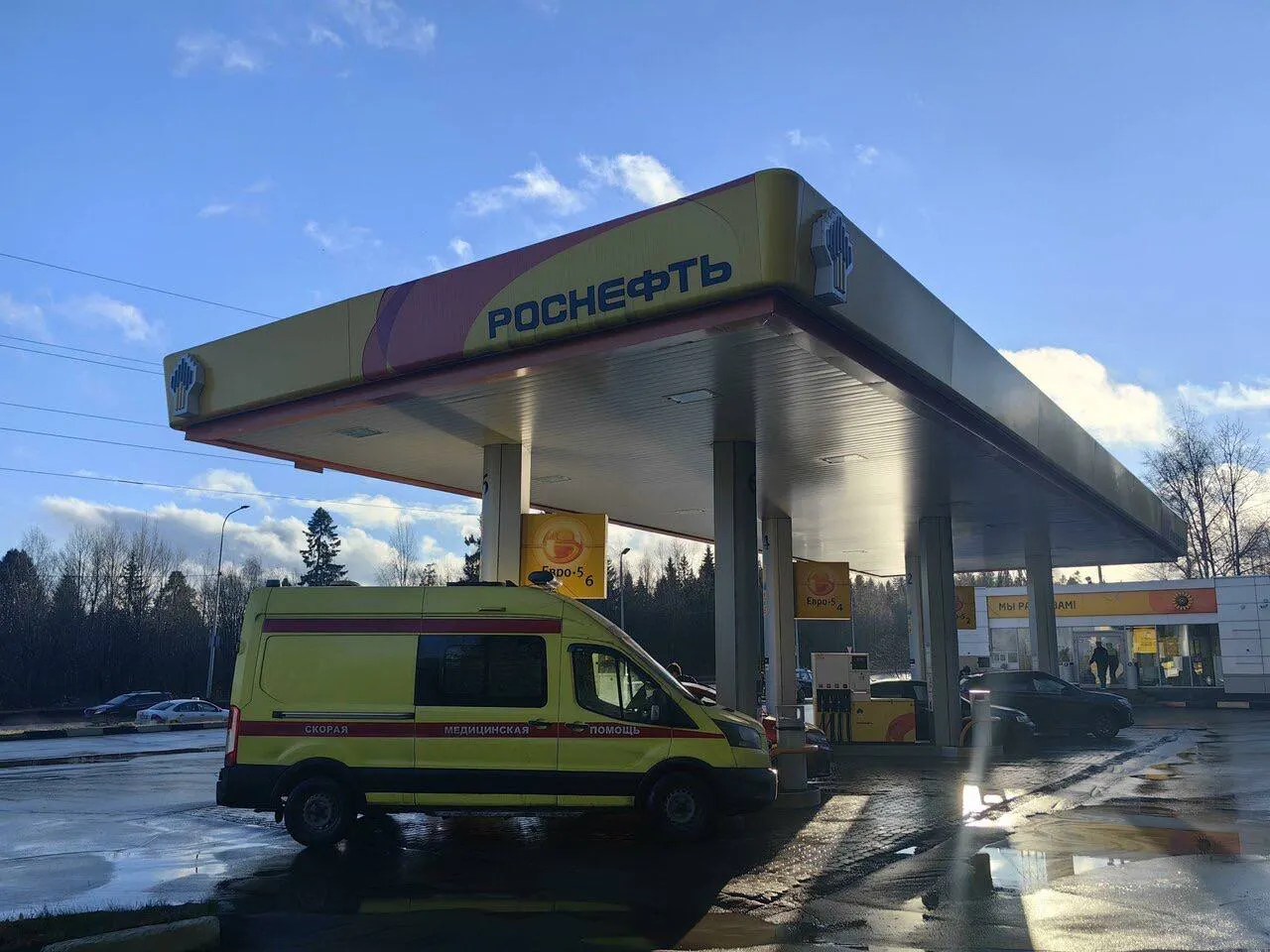 Пожилой мужчина умер возле автозаправки на Лососинском шоссе в Петрозаводске; правоохранители подтвердили факт смерти. Накануне в Чите произошёл похожий инцидент.