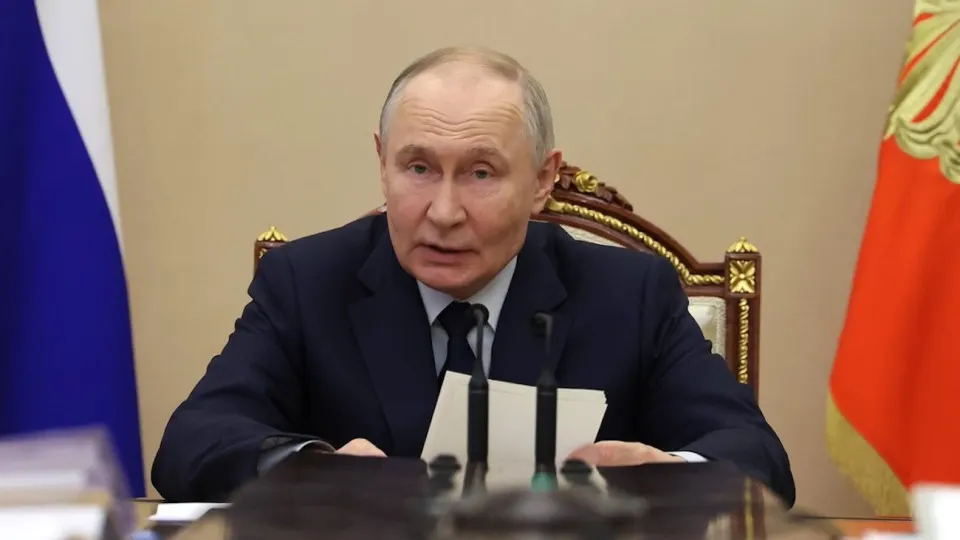 Президент заявил, что снижение инвестиций связано с «инвестиционной сдержанностью», продиктованной макроэкономической ситуацией и принимаемыми мерами; при этом правительство отмечает ограниченные возможности бюджетного стимулирования на фоне роста дефицита.