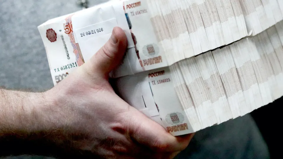 Банк фиксирует увеличение вывода денег в «кэш»: к концу апреля в обращении оказалось рекордно много банкнот, а Центробанк ужесточил контроль за снятиями и внесениями наличных.