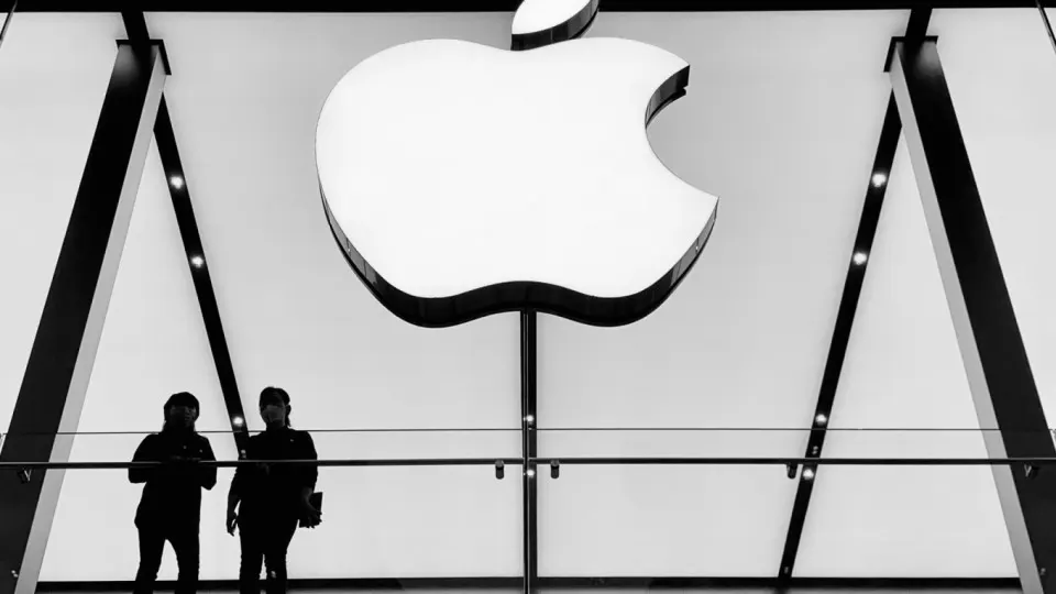 Из магазина приложений App Store исчезли ключевые сервисы холдинга VK: Apple объясняет это соблюдением санкций, в России считают решение политически мотивированным; акции компании обвалились.