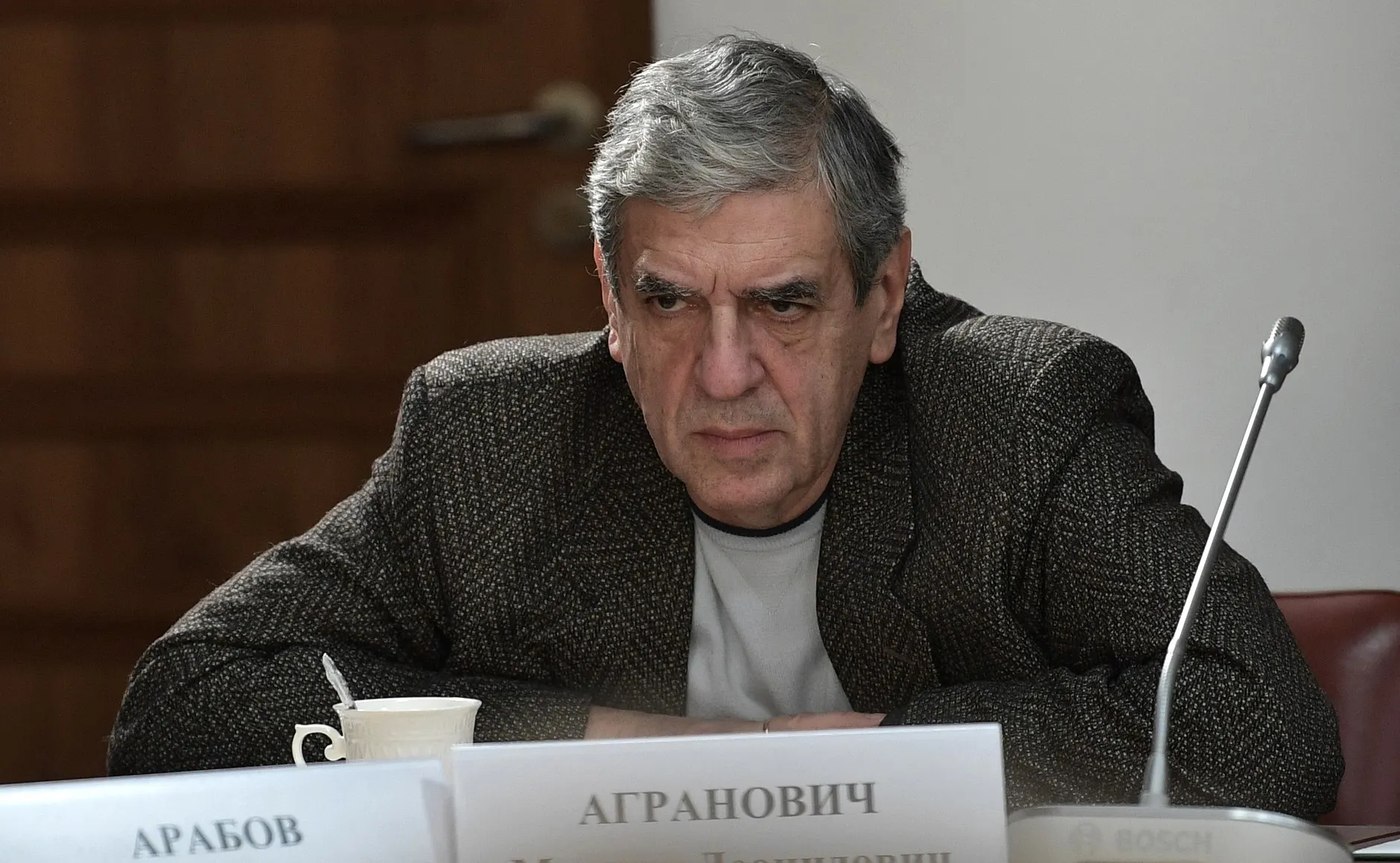 Операторский факультет Всероссийского государственного института кинематографии объявил набор в специальную группу: обучение с 2027 года бесплатно для тех, кто подпишет годичный контракт с Минобороны и прослужит в войсках беспилотных систем. Студентам обещают жильё, статус ветерана и другие льготы, но юристы предупреждают о возможном обмане в гарантиях увольнения.