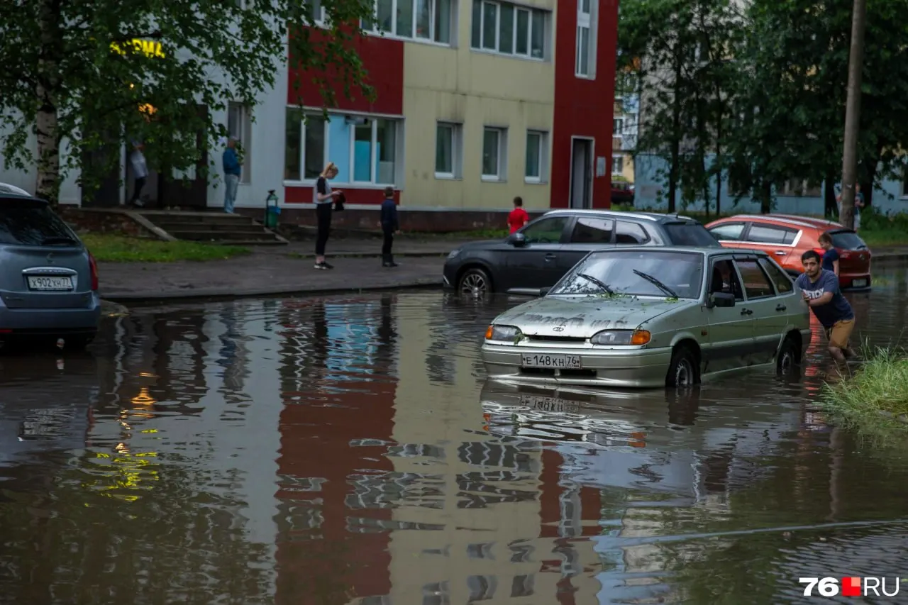 Мощные дожди, начавшиеся вечером, привели к затоплению улиц города. Глава Новокузнецка Денис Ильин сообщил о мерах властей по быстрому устранению последствий.