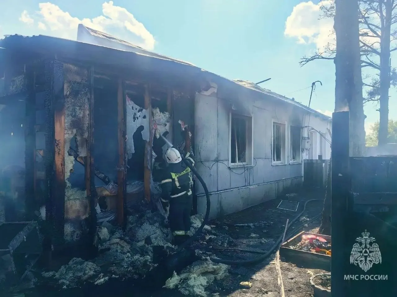 В Москаленском районе при возгорании кровли и веранды двухквартирного дома погибли двое; пожар потушили спасатели при поддержке добровольцев.