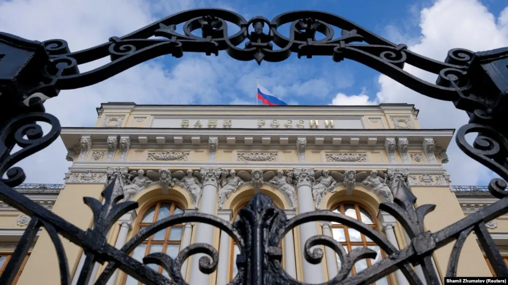 Центробанк снизил прогноз роста экономики на 2026 год до 0–1% (вместо 0,5–1,5%) и повысил прогноз инфляции до 6–7% из-за слабого восстановления производства, внешних факторов и роста цен на топливо; также обновлены оценки по бюджету и внешней торговле.