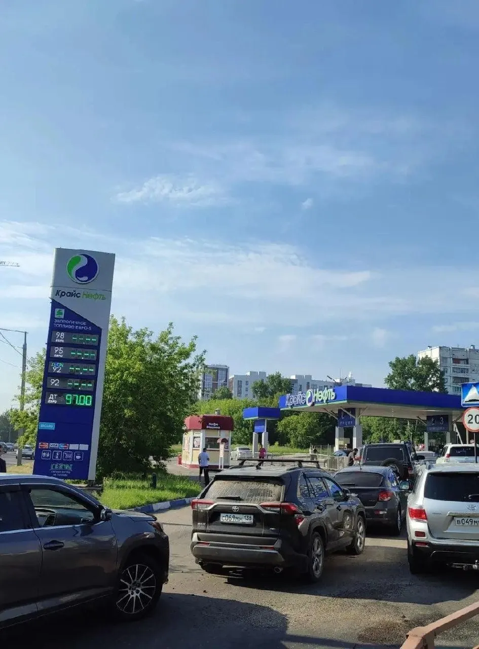 К утру на нескольких заправках появились бензовозы, операторы сообщили о старте выдачи топлива около 9:00. В некоторых точках города выстроились большие очереди и ведутся списки водителей.
