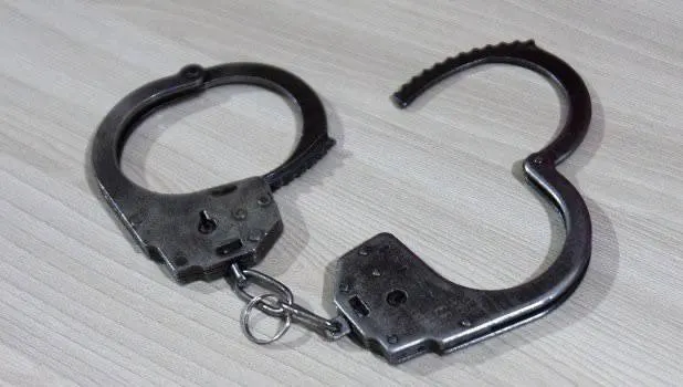 Новоалтайский городской суд признал мужчину виновным: в штрафной камере он опрокинул на сотрудника УФСИН горячую еду, причинив термический ожог. Приговор в силе.