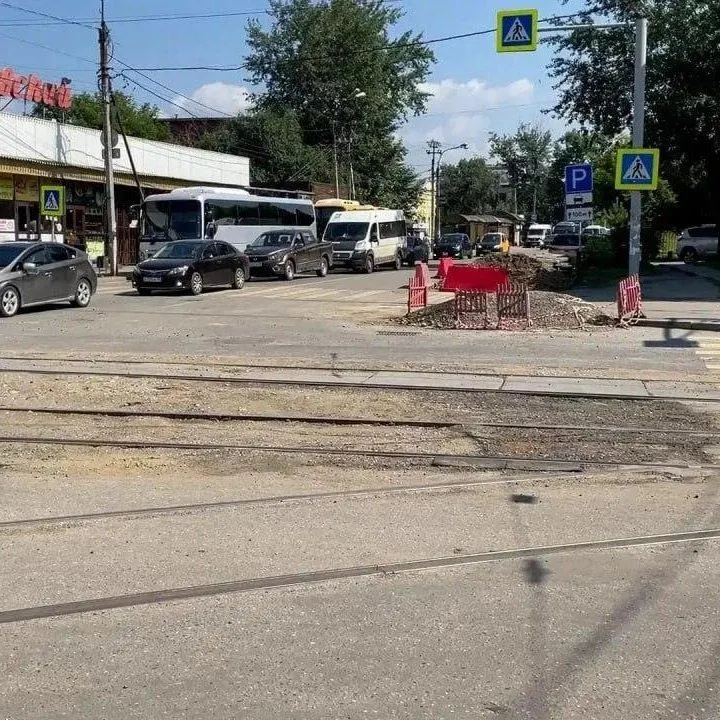 На перекрёстке Софьи Перовской и Партизанской обновляют рельсы и укладывают новые бетонные плиты; уже отремонтировали 25 метров пути.