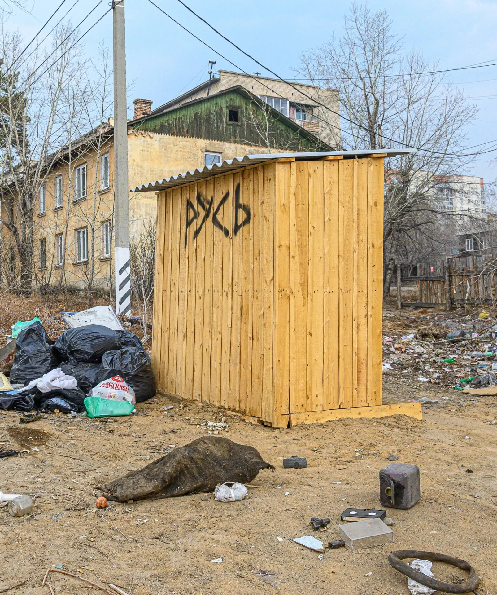 Старинный уличный туалет на улице Таежной будет демонтирован — это часть проекта спецзастройщика по расселению пяти аварийных домов и строительству детсада. 103 человека должны переехать до 4 февраля 2028 года.