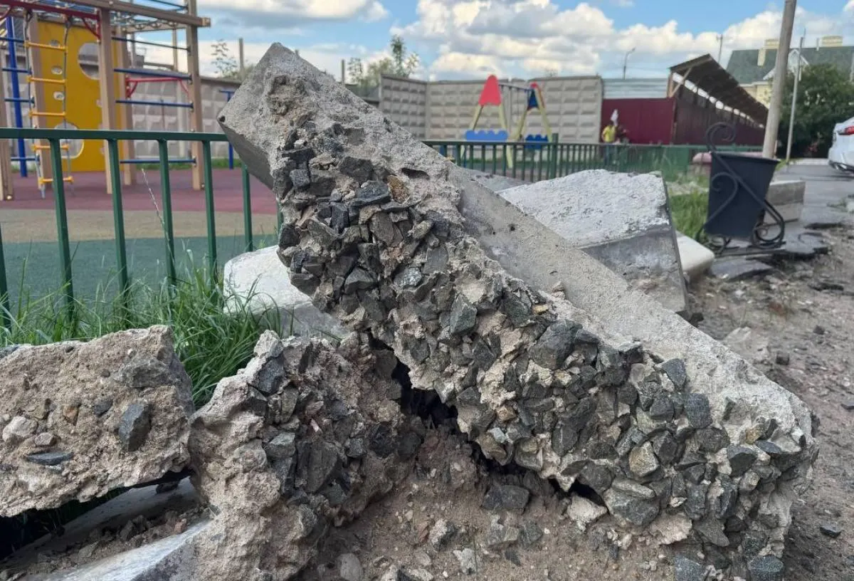 Жильцы дома на Октябрьской выиграли суд: коммунальщики должны привести двор в порядок до 1 ноября 2026 года, за просрочку — неустойка 500 рублей в день.