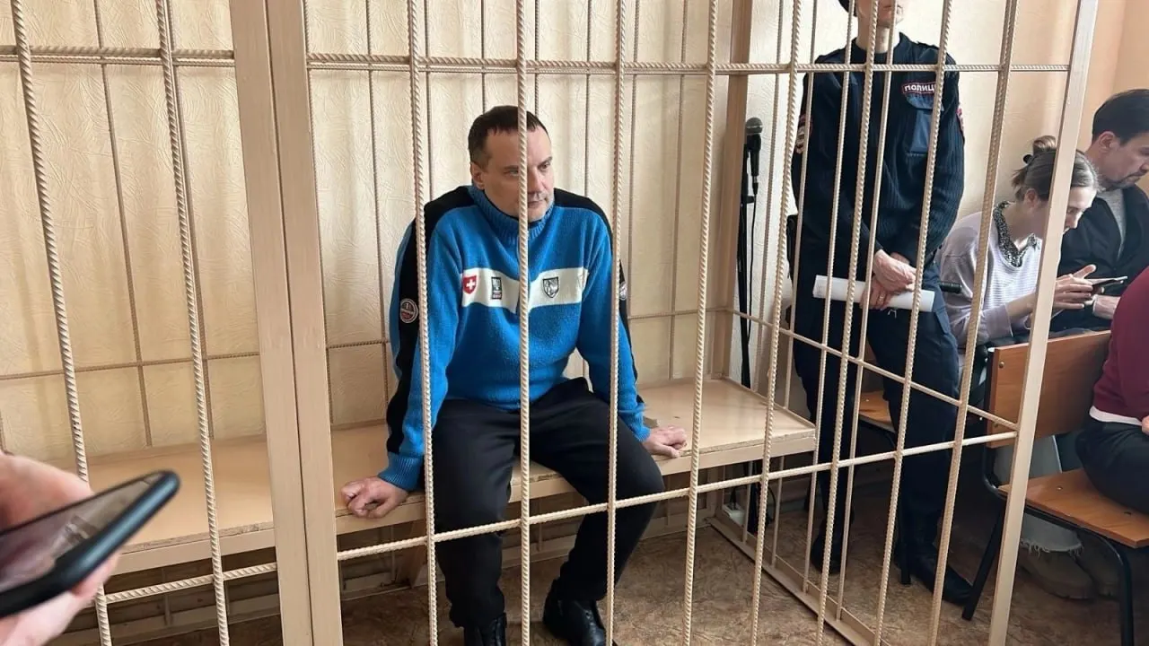 Бывшего министра Дениса Архипова этапировали из СИЗО в ИК‑3 в Новосибирске после того, как апелляция прокуратуры увеличила срок по делу о превышении полномочий и возмещении ущерба на 220 млн рублей.