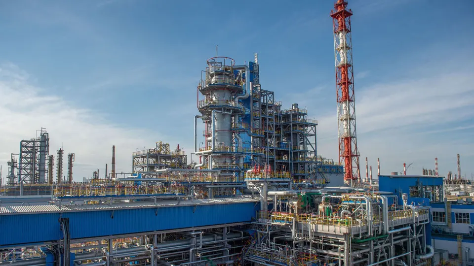 После атаки беспилотников с 14 июля приостановлена переработка нефти и конденсата на заводе в Салавате; повреждены основные установки, восстановление может занять от нескольких недель до месяцев и усилить дефицит нефтепродуктов в стране.