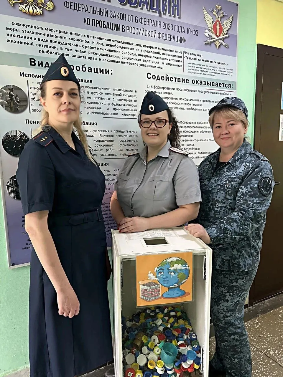 Персонал ИК‑31 вместе с детьми и осуждёнными собрал 30 кг пластиковых крышек, вырученные средства направили на материал для пошива маскировочных костюмов «Леший», которые передадут военнослужащим.