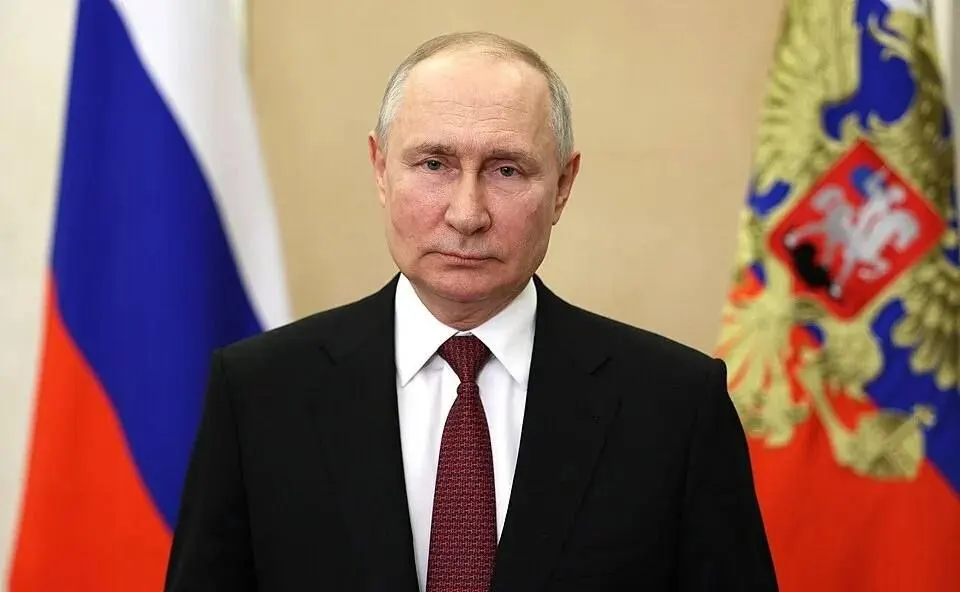 Утверждён закон, позволяющий военкоматам и Минобороны получать сведения о составе семьи, детях и супругах. Одновременно приняты дополнительные меры — от ограничений для букмекеров до разрешения использования авторских материалов для обучения ИИ.