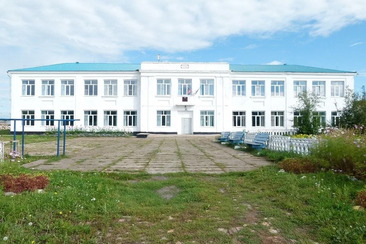 В нескольких районах края ликвидируют 10–11 классы и объединяют школы; родители возмущены и обращаются в прокуратуру.