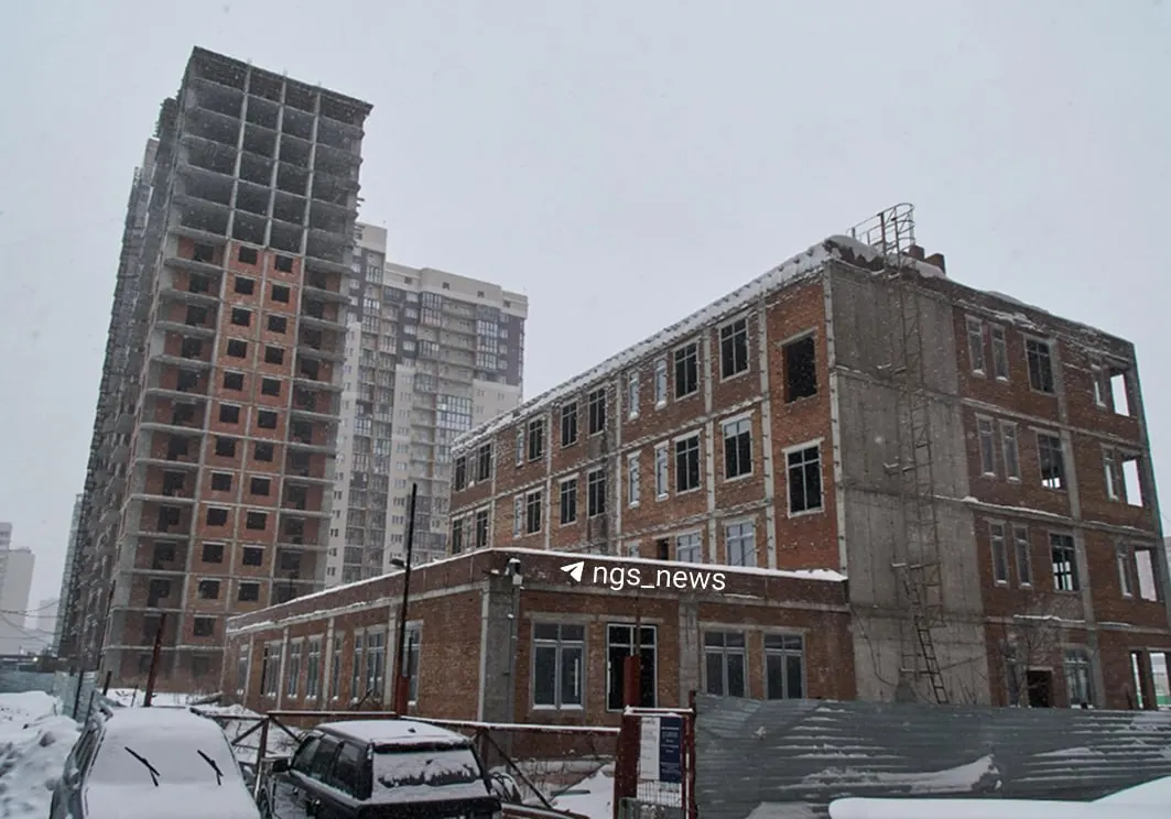 Незавершённое административное здание на Дуси Ковальчук, 242/1, связанное с обанкротившимся застройщиком, выставлено на торги. Ранее в ЖК «Покровский» сдали одну очередь, вторая и админздание остаются недостроенными; руководителей компании судят по делу о легализации средств и мошенничестве.