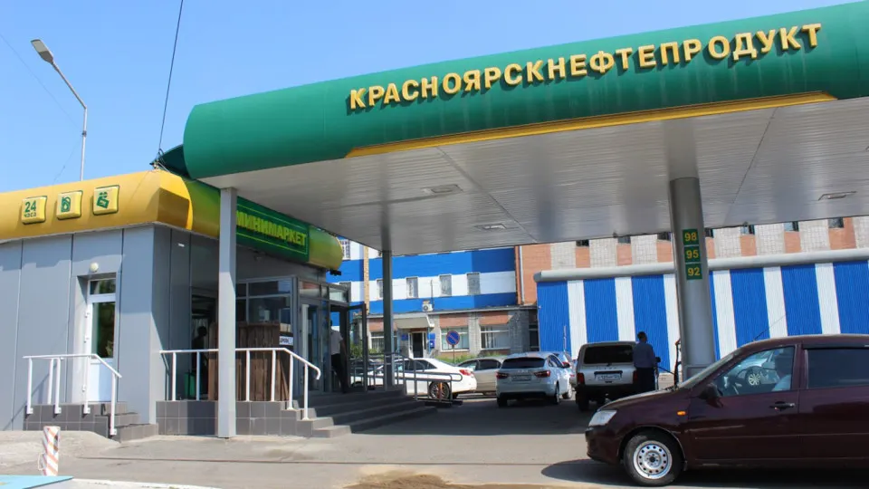 «Красноярскнефтепродукт» ограничил отпуск АИ‑95 и объявил приоритет для экстренных служб после остановки переработки на омском НПЗ вследствие ударов беспилотников; в крае фиксируют очереди и стычки на заправках.