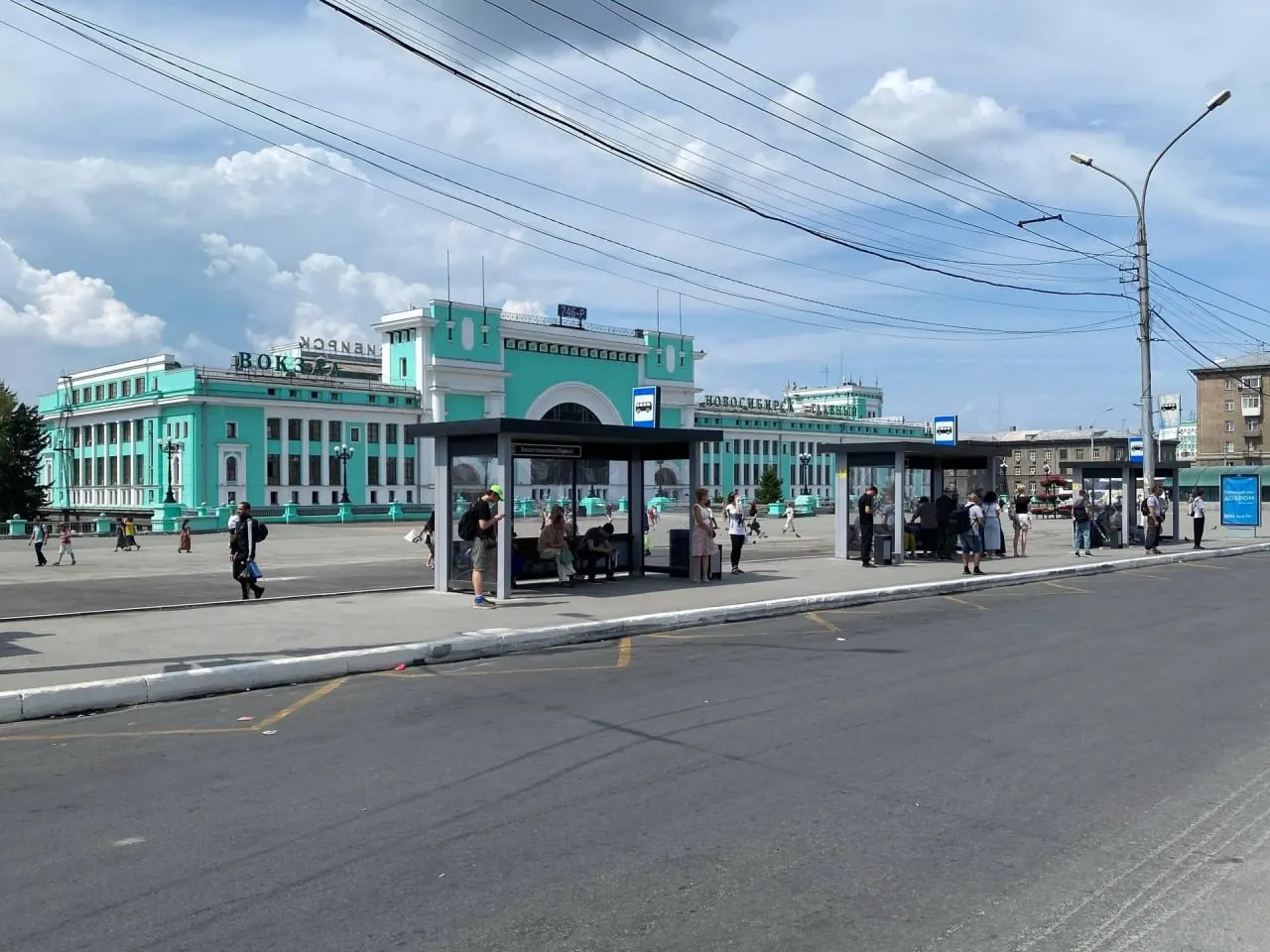 В Новосибирске на площади Гарина‑Михайловского обновили покрытие и бордюры на месте, где около 20 лет стояли торговые павильоны. Подрядчик уложил 200 м² нового асфальта.