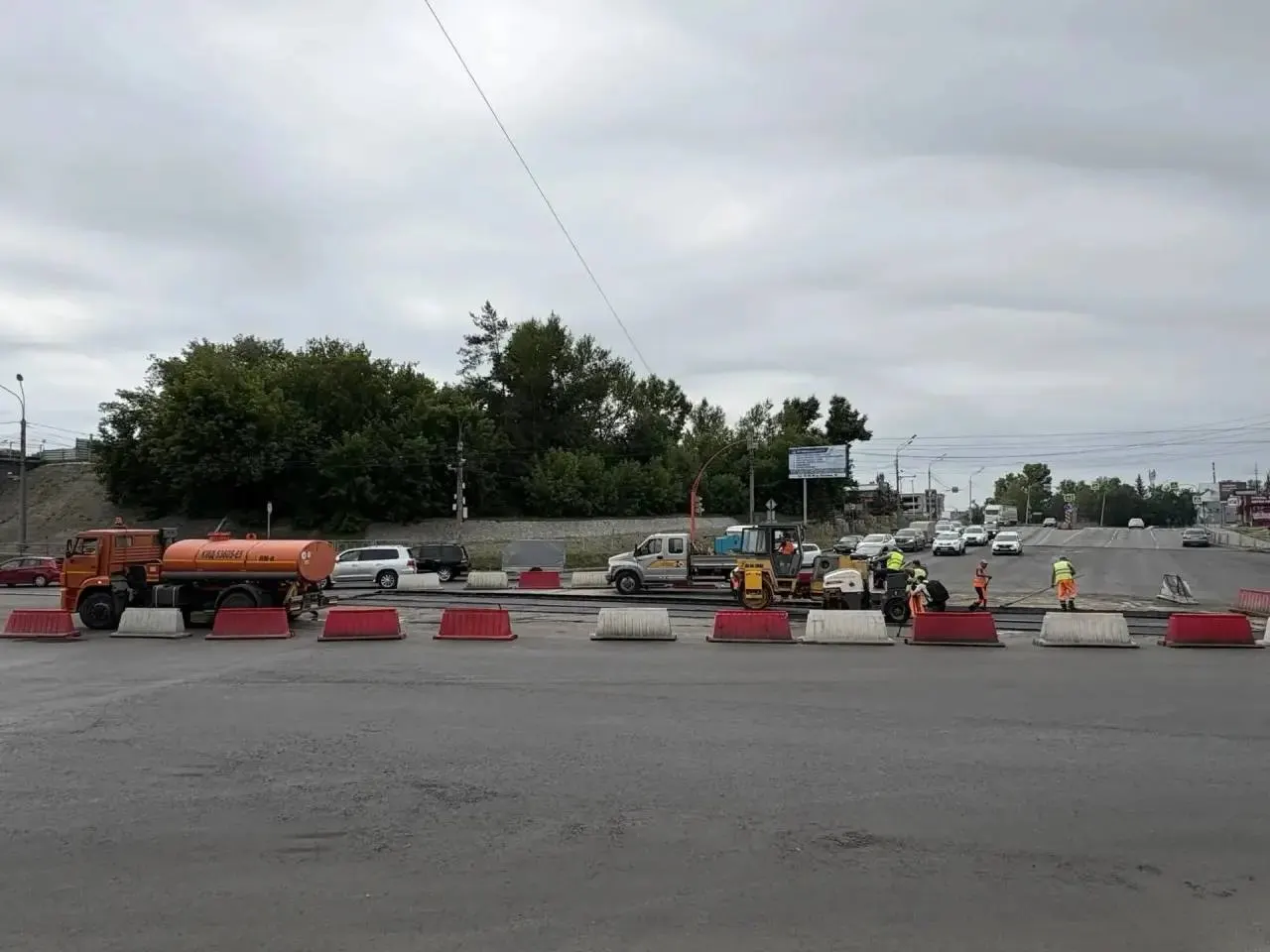 В городе меняют бордюры и асфальт на проспекте Ленина, обновляют покрытие между рельсами на проспекте Строителей (трамваи №5 и №5к остановлены до 13 июля) и капитально ремонтируют переезд на пересечении Попова и Георгия Исакова.