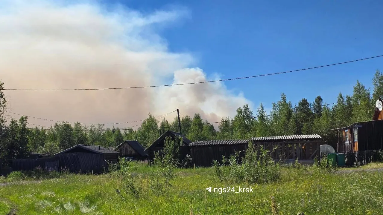 Местные жители сообщают, что лесной пожар находится примерно в 6–7 км от поселка и поднимает густые столбы дыма. Люди жалуются на отсутствие помощи; в МЧС заявляют, что подключаются только при угрозе населённым пунктам. Лесопожарный центр считает пожары в районе под контролем.