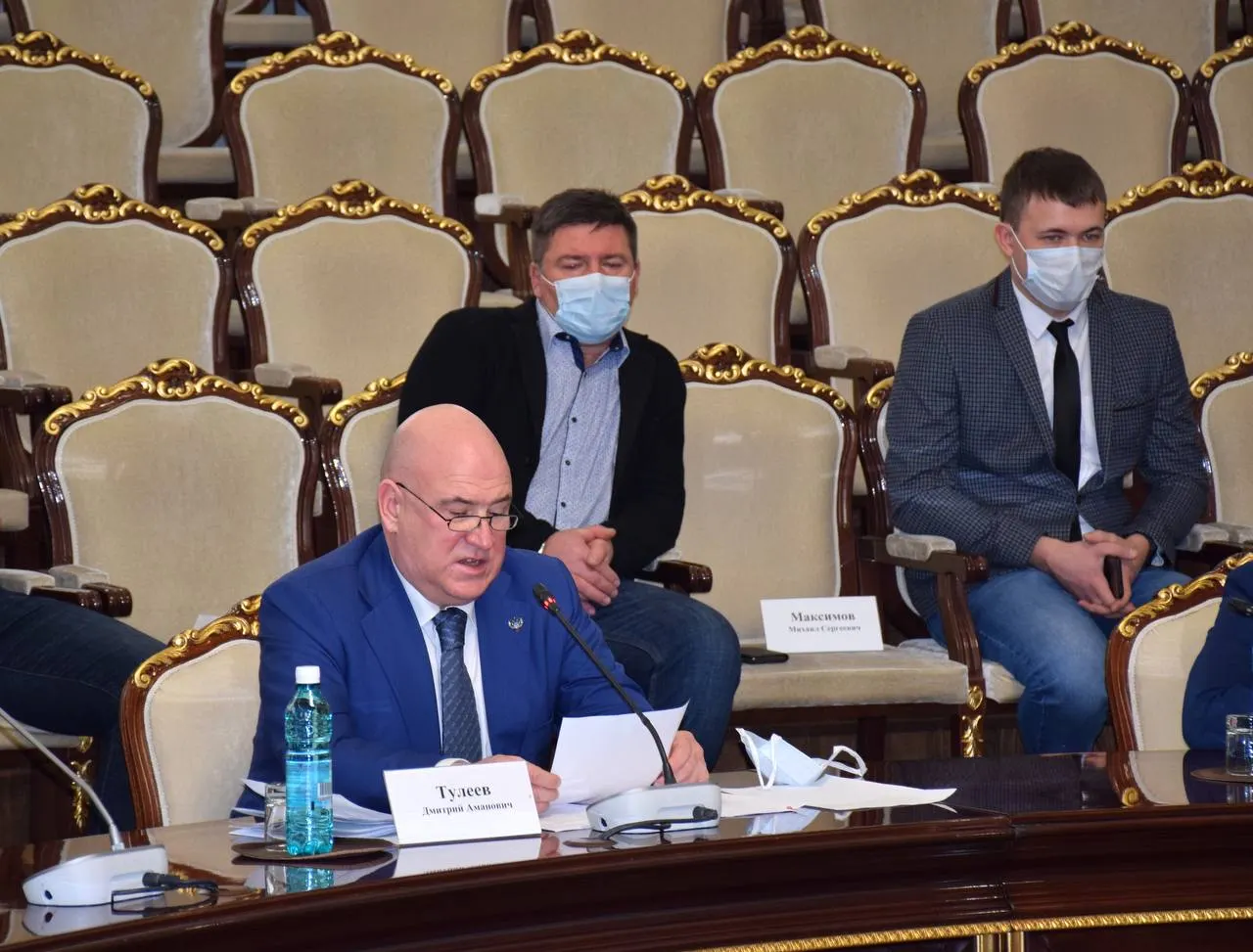 По данным ЦИК, в 2025 году кандидат в Госдуму Дмитрий Тулеев задекларировал 5,40 рубля; на счетах у него около 90,6 тыс. рублей. Ранее он руководил «Сибуправтодором».