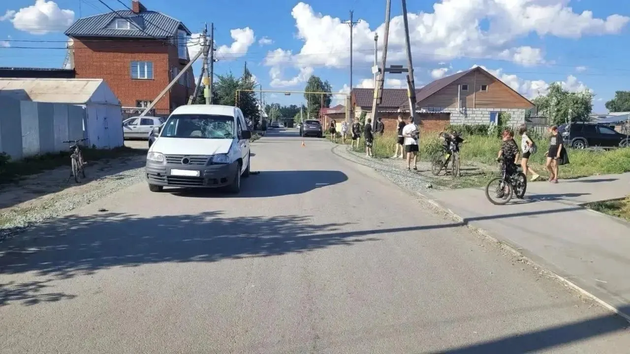 13‑летний водитель и 12‑летний пассажир получили травмы; у автомобиля, по оценке очевидцев, могло разбиться лобовое стекло.