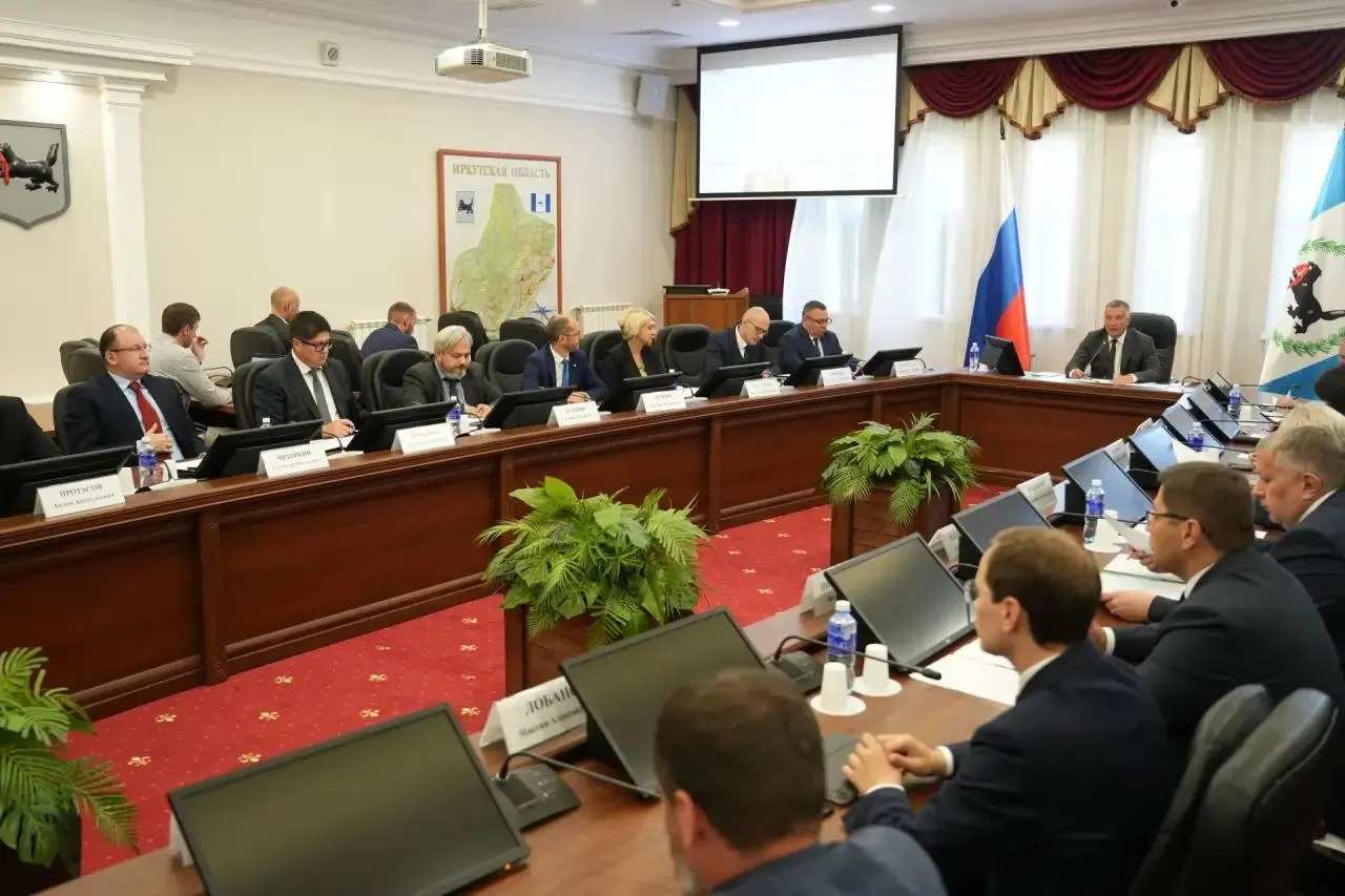 В регионе обновляют тепловые, водопроводные, канализационные и электрические сети; приоритет — запасы топлива и северный завоз.