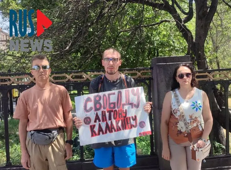 В центре Еревана активист провёл одиночный пикет в поддержку Антона Калакина — осуждённого военным судом за комментарии в Telegram. Сторонники выражают озабоченность его состоянием здоровья.