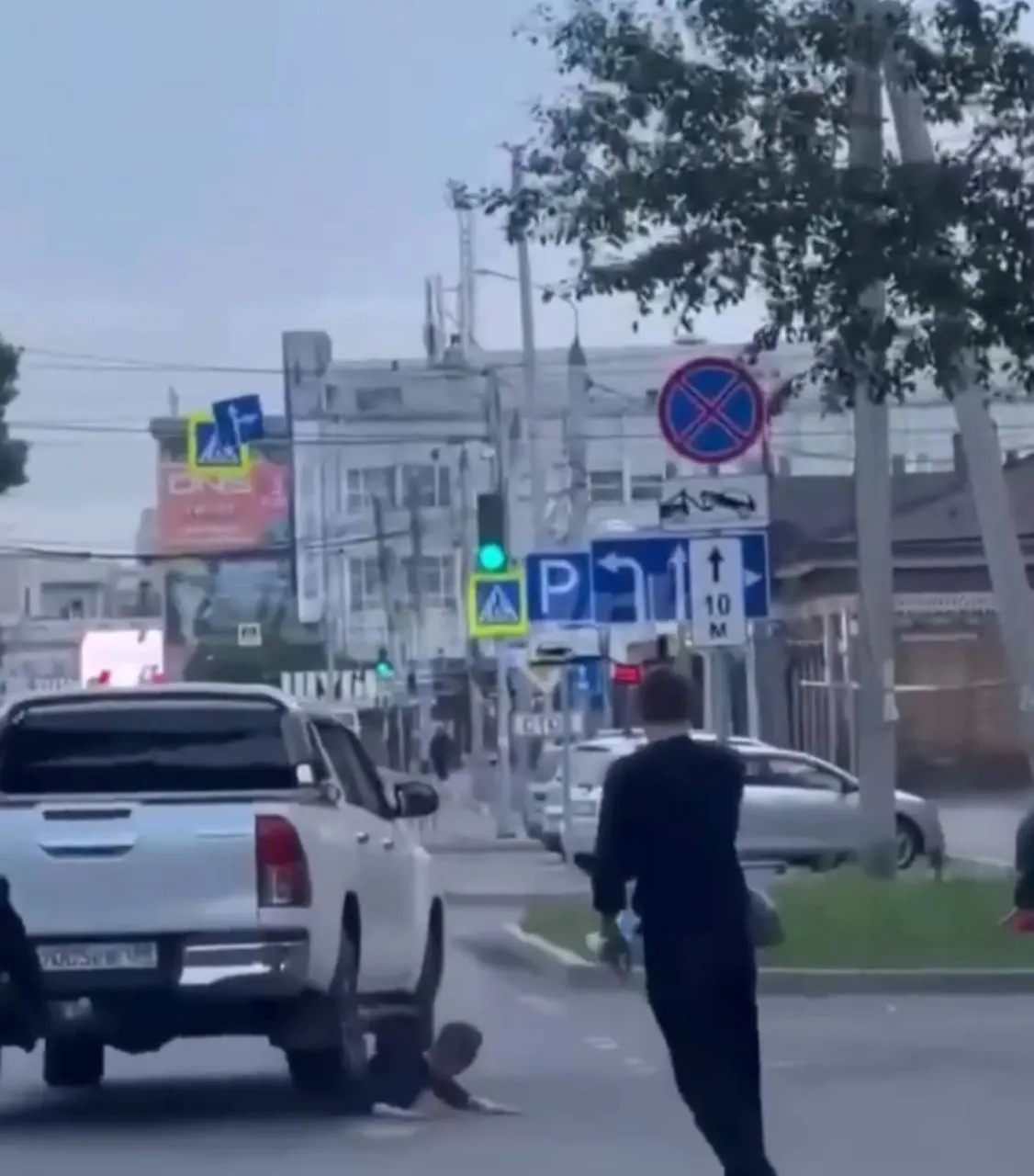 19 июля в центре Иркутска водитель на Toyota Hilux, по словам свидетелей — предположительно несовершеннолетний, сбил человека, проехал по нему и уехал. Полиция проводит проверку и просит свидетелей обращаться по телефону.