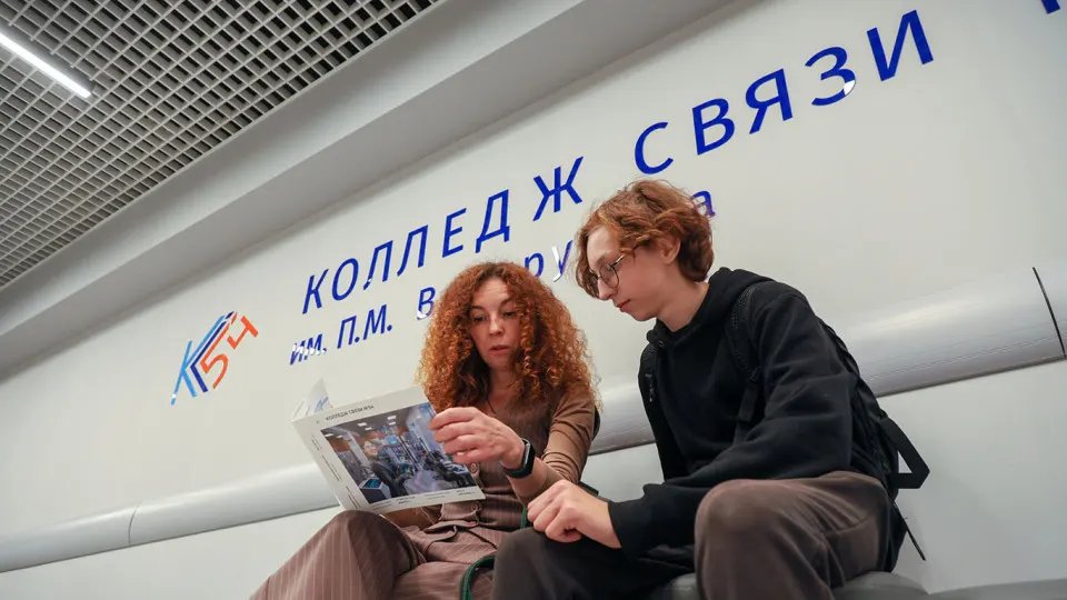 Из разных регионов сообщают, что в старшие классы теперь берут преимущественно учеников с высокими оценками — остальных направляют в колледжи. Одним из объяснений называют поручение готовить больше специалистов рабочих профессий.