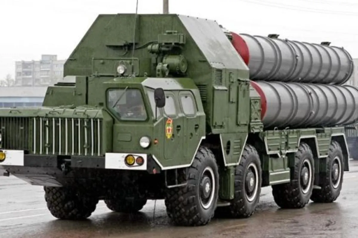 Спутниковые наблюдения и экспертная оценка показывают, что батареи С-300 и С-400 уходят с Крайнего Севера и размещаются ближе к нефтеперерабатывающим заводам и другим целям, уязвимым для атак беспилотников.