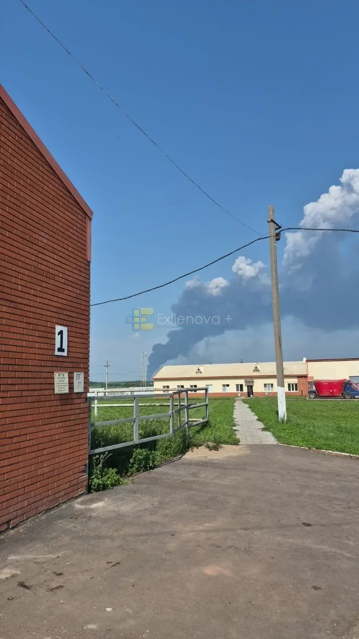 Ночная волна атак БПЛА затронула несколько регионов России: в пригороде Воронежа при пожаре в частном доме погиб ребёнок, также фиксируют пожары и повреждения на промобъектах и складах в Татарстане, Ульяновской и Башкирии; есть раненые и разрушения.