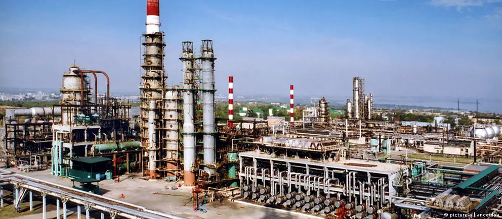 За ночь зафиксированы удары по нефтеперерабатывающему заводу в Сызрани, повреждены танкеры и паромы в Азовском море, на полуострове произошли массовые отключения электроэнергии; Минобороны РФ заявляет о перехвате сотен БПЛА.