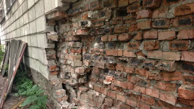 В детском саду №375 в Омске в помещении бассейна начала осыпаться кирпичная кладка. Родители требуют срочного ремонта до возобновления занятий.