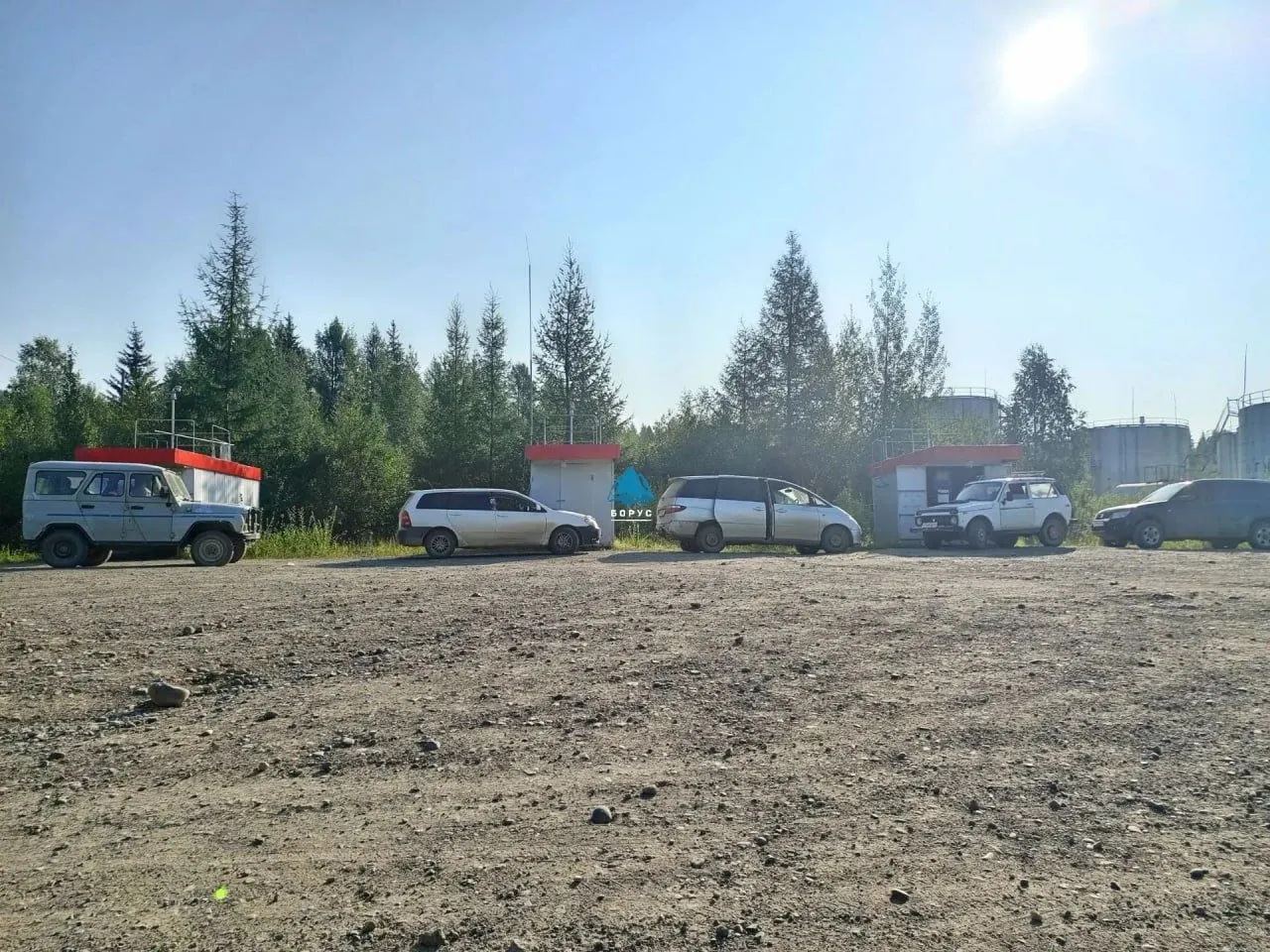 В регионе ввели лимит отпуска топлива — не более 15 литров в бак три раза в неделю. Ограничения привели к очередям на заправках и затруднениям для водителей.