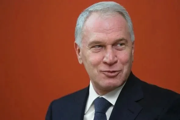 Указ о награждении опубликован: орден присвоен «за большой вклад в реализацию социально значимых проектов, сохранение культурно-исторических ценностей и благотворительную деятельность». Ранее Ковальчук уже получал орден IV степени; по данным Forbes он занимает 66-е место среди российских миллиардеров.