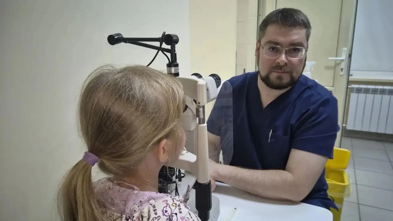 Родители обратились в офтальмологию после двух дней на даче: между ресницами ребёнка обнаружили болезненное уплотнение с кровоточивостью, при осмотре выявили клеща. Медики предупреждают не пытаться удалять паразита самостоятельно.