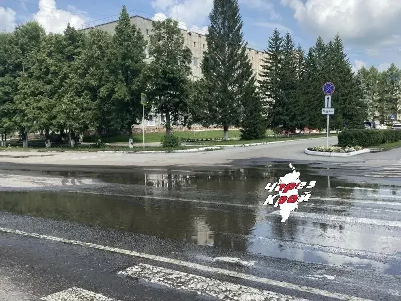 Сточные воды во второй раз за лето разлились в центре Назарово: лужи появились у зданий и под окнами администрации. Власти пока ограничиваются откачкой, жители жалуются на запах и требуют ремонта канализации.