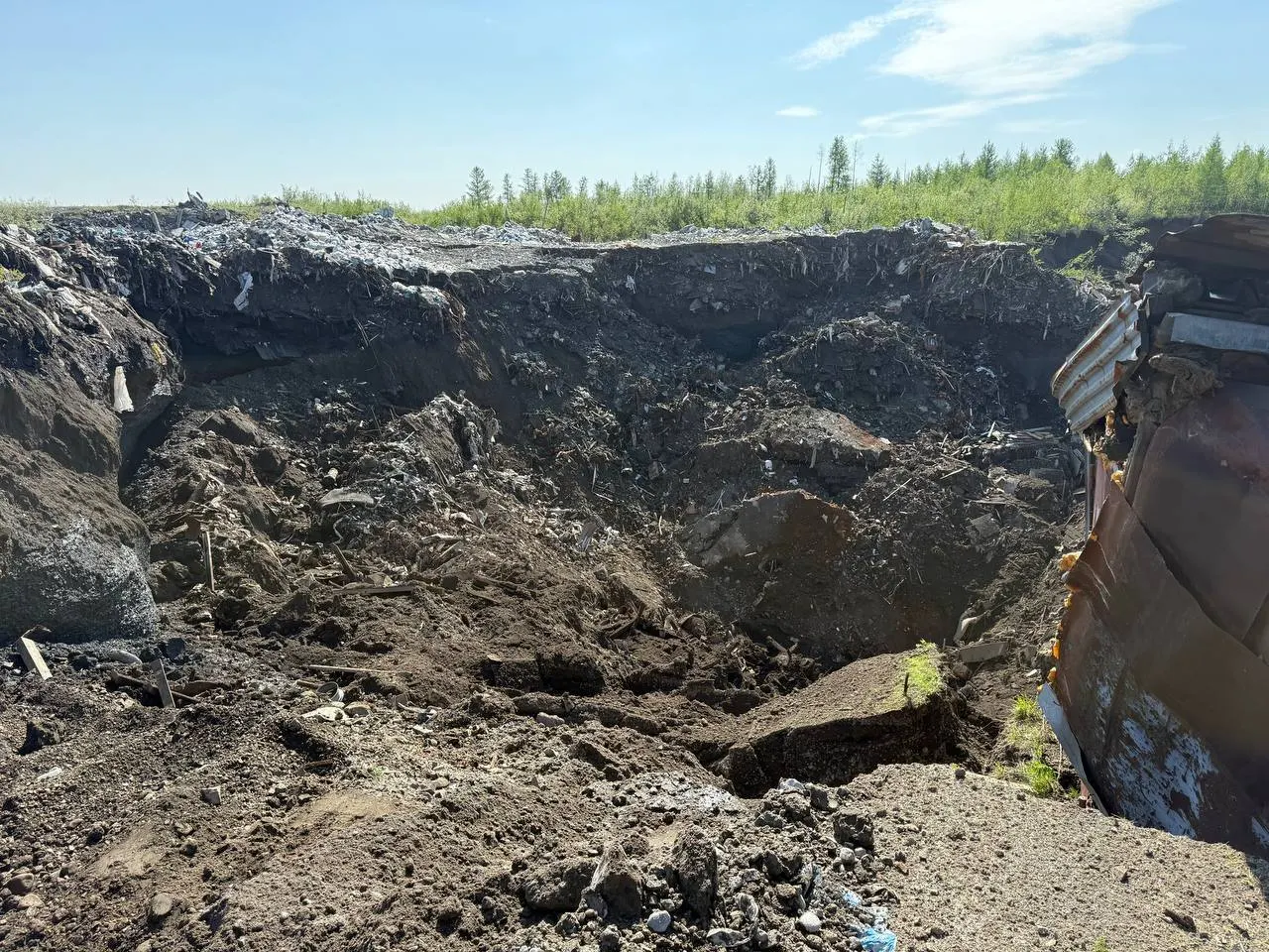 Год назад в районе рудника «Маяк» образовался провал грунта, в который попал вагончик со 59‑летней сторожей — её до сих пор не нашли. Общественники утверждают о сокрытии сведений; мэрия теперь называет роль природных и техногенных факторов.