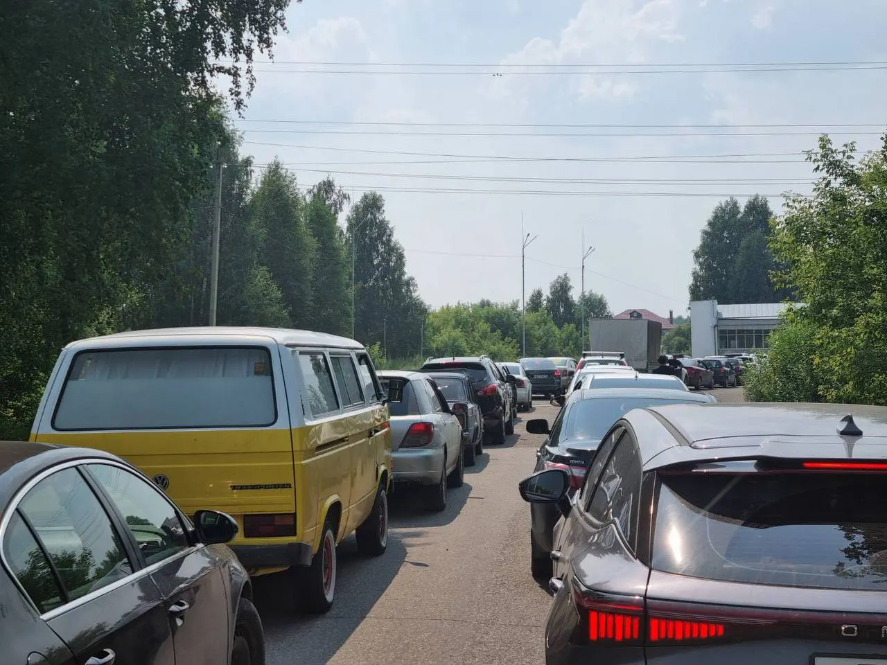 Мэр Томска сообщил, что ажиотаж на автозаправках утих из‑за про‑запас покупок и временного закрытия части АЗС. Сбои в движении общественного транспорта были кратковременными, утверждают в мэрии.