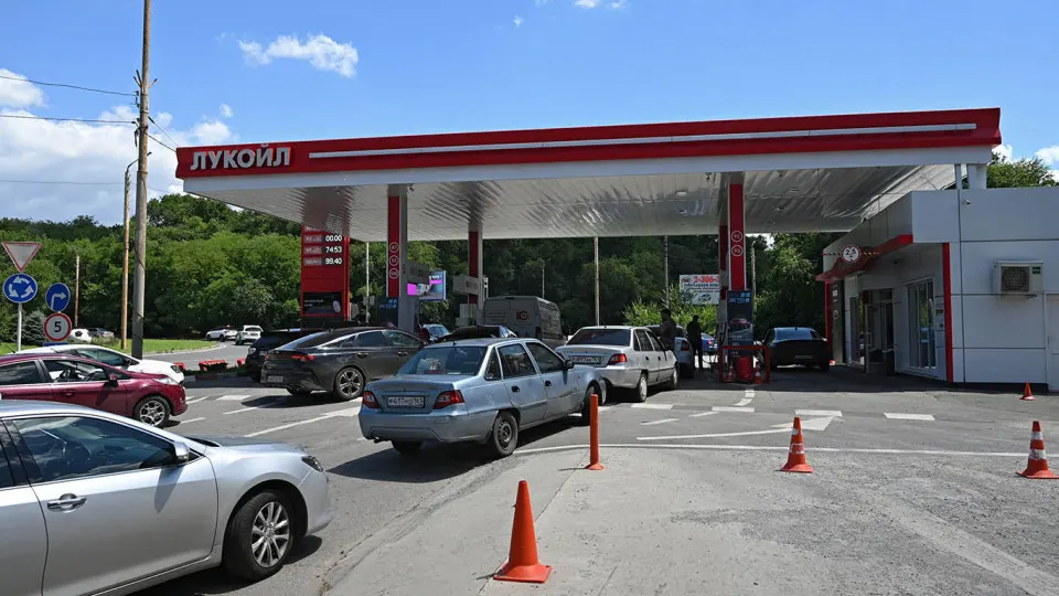 Цена белорусского бензина АИ‑92 на бирже выросла на 6% за неделю и почти вдвое с мая. Импорт и поставки из регионов не всегда могут быстро компенсировать дефицит после ударов по НПЗ.