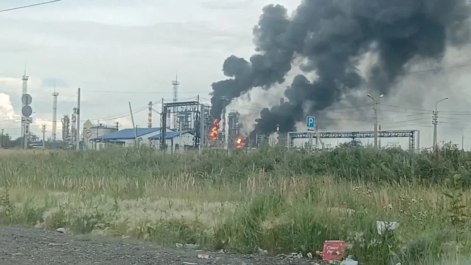 Выпуск бензина и дизеля упал до минимумов за два десятка лет после ударов по НПЗ; это вызвало дефицит топлива, импорт и рост цен.