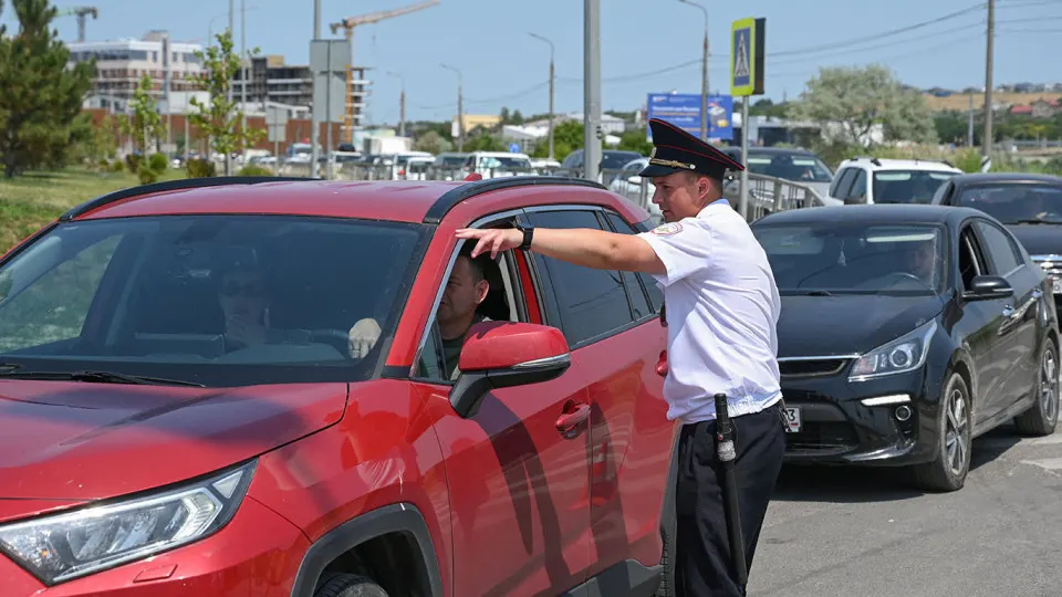В Челябинской области полицейские вышли на автозаправки для контроля очередей и безопасности после инцидента на одной из АЗС; в регионе действуют лимиты на выдачу топлива.
