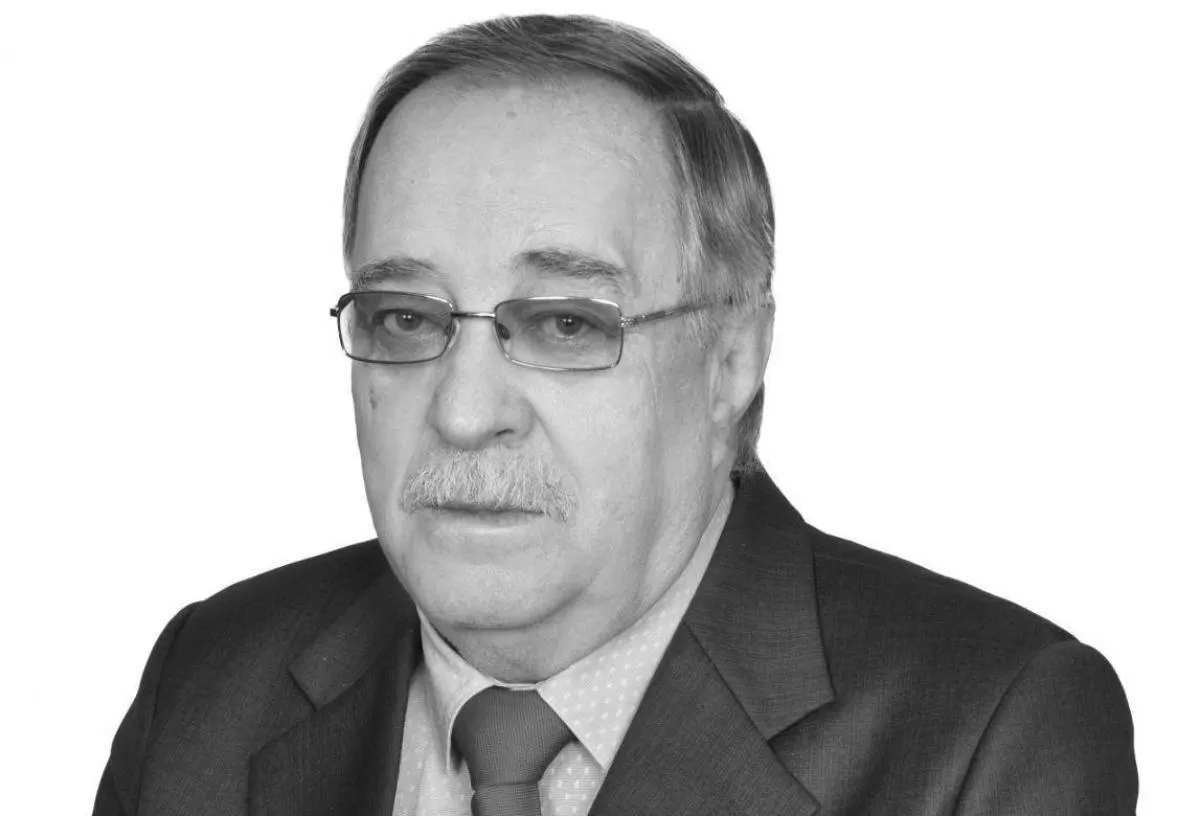 В Омске суд взыскал 2 млн рублей с ресурсоснабжающей организации в пользу детей 78‑летнего учёного, который получил серьёзные ожоги после падения в яму с кипятком; по факту инцидента возбуждено уголовное дело.