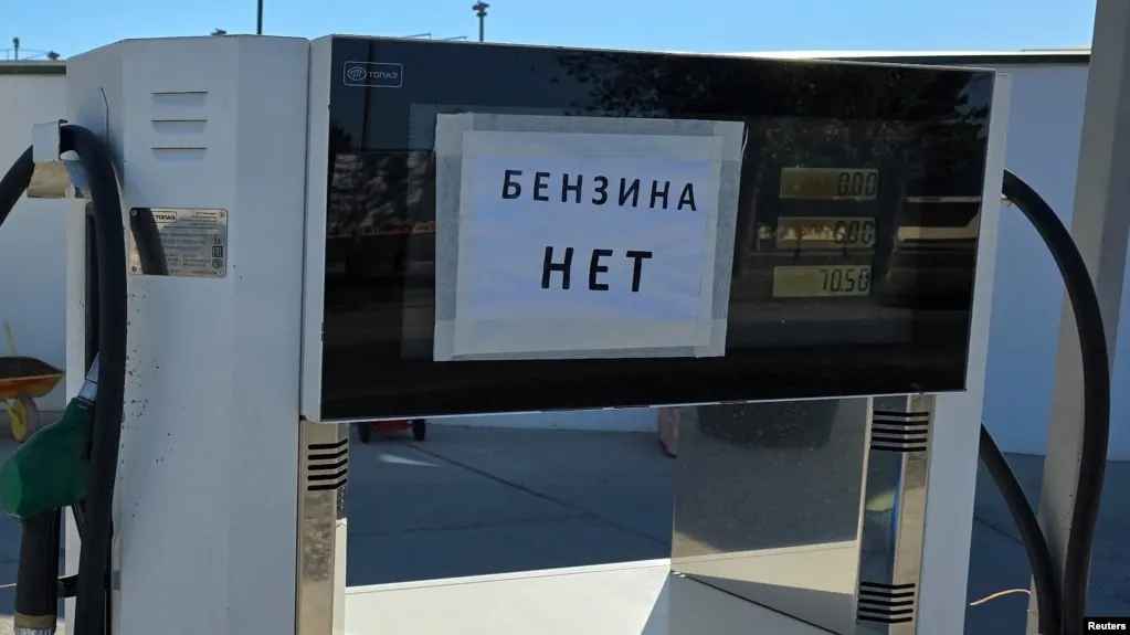 Росстат зафиксировал резкий рост цен на бензин в Севастополе за неделю с 23 по 29 июня 2026 года — около 30% на фоне общероссийского дефицита топлива и снижения производства после атак по НПЗ. В регионе введён режим ЧС и действуют жёсткие ограничения продажи топлива.