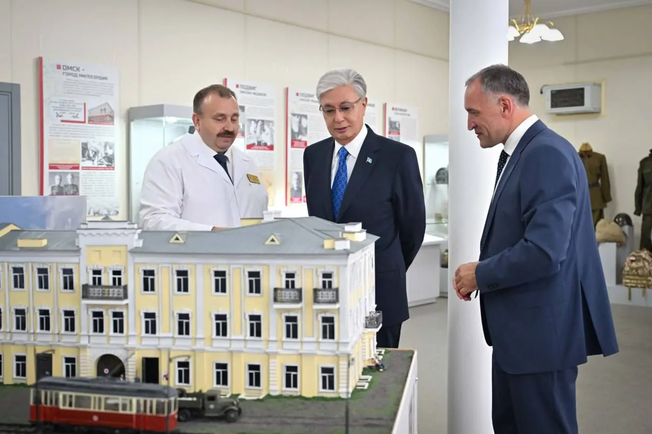 Касым-Жомарт Токаев посетил Омский госпиталь для ветеранов войн, возложил цветы к мемориальной доске и почтил память погибших во Второй мировой войне. В госпитале с 1941 года лечились почти 150 тысяч раненых, в том числе отец президента.